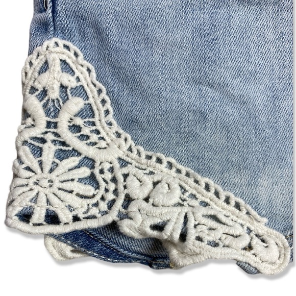 ⭐️&DENIM H&M brand Girls Lace Detail Jean Shorts - Picture 2 of 4